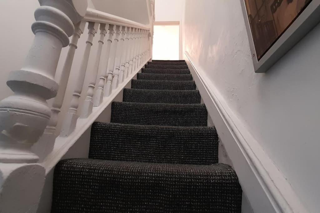Spacious 4 Bedroom, Free Netflix, Central Location Κάρντιφ Εξωτερικό φωτογραφία