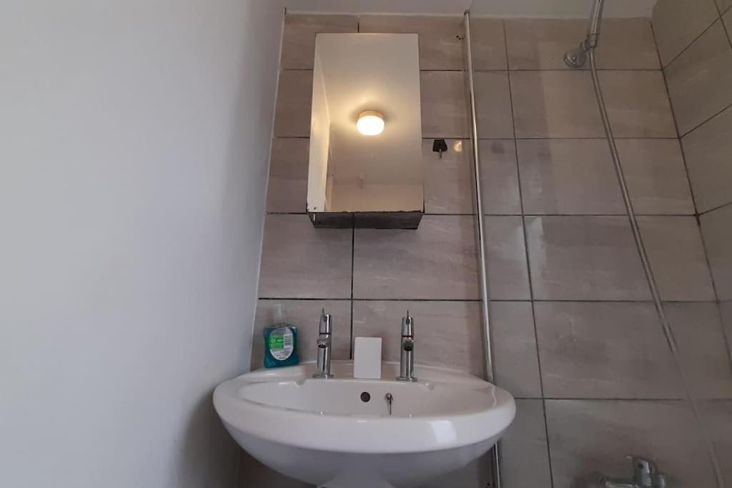 Spacious 4 Bedroom, Free Netflix, Central Location Κάρντιφ Εξωτερικό φωτογραφία