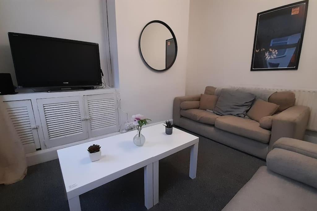 Spacious 4 Bedroom, Free Netflix, Central Location Κάρντιφ Εξωτερικό φωτογραφία