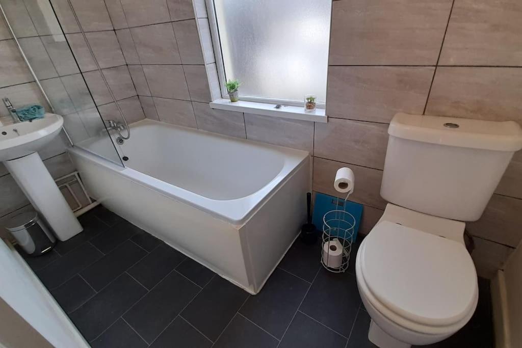 Spacious 4 Bedroom, Free Netflix, Central Location Κάρντιφ Εξωτερικό φωτογραφία