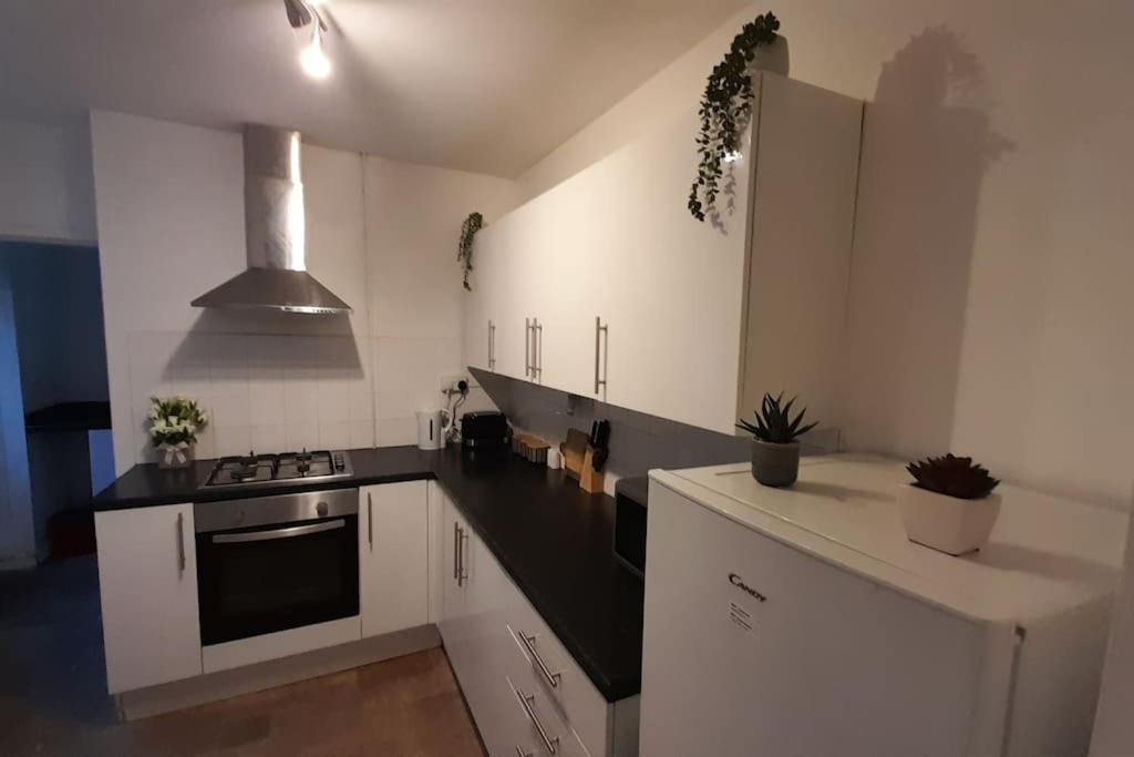 Spacious 4 Bedroom, Free Netflix, Central Location Κάρντιφ Εξωτερικό φωτογραφία