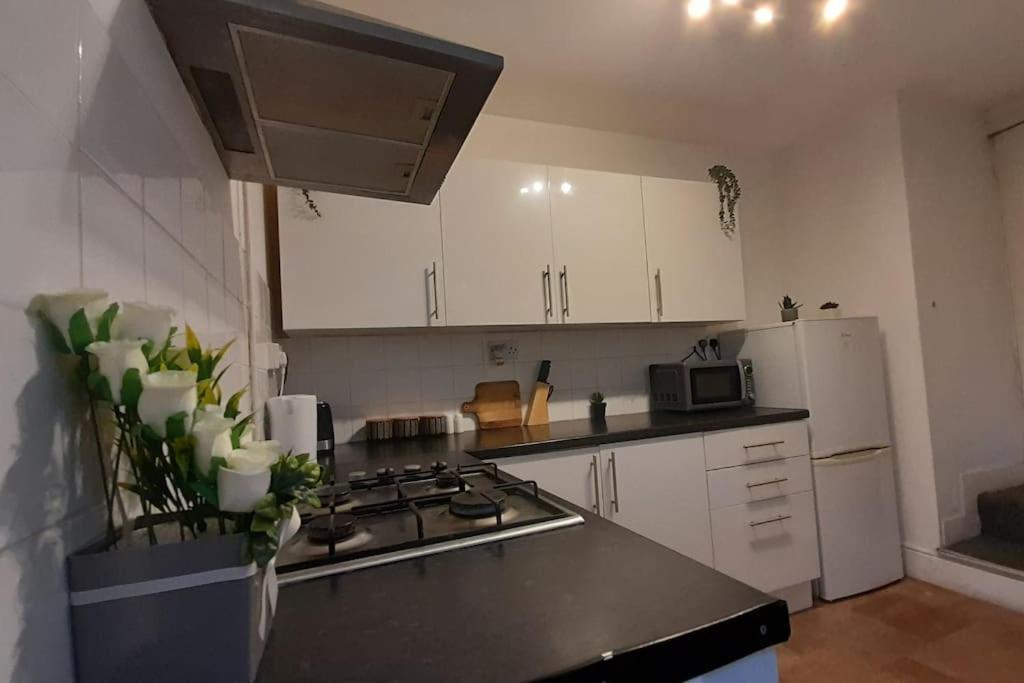 Spacious 4 Bedroom, Free Netflix, Central Location Κάρντιφ Εξωτερικό φωτογραφία