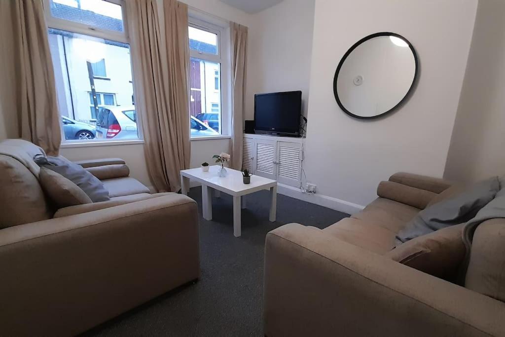 Spacious 4 Bedroom, Free Netflix, Central Location Κάρντιφ Εξωτερικό φωτογραφία