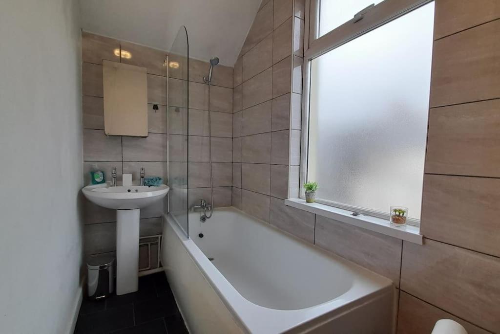 Spacious 4 Bedroom, Free Netflix, Central Location Κάρντιφ Εξωτερικό φωτογραφία